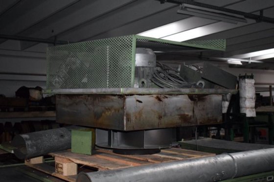 電気式乾燥炉 300°C +- 2.5 m