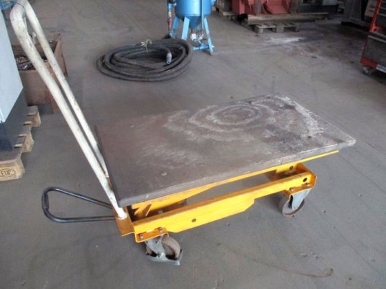 2013 液压升降台，1 吨，带脚踏泵