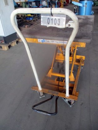 2013 液压升降台，1 吨，带脚踏泵