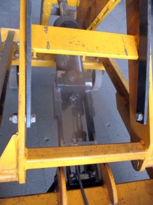 2013 液压升降台，1 吨，带脚踏泵