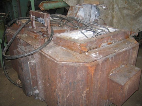 1981 黄銅用溶解炉 FOMET 1000 kg