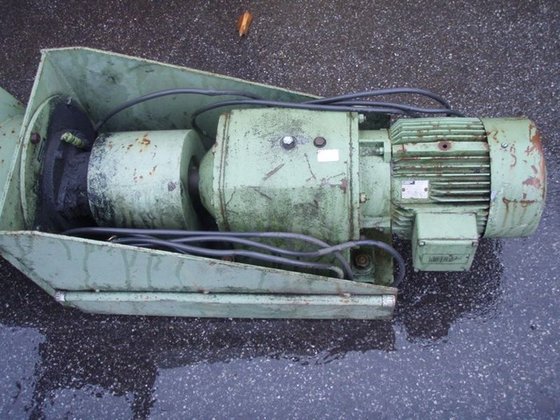 螺旋输送机 4350 毫米，直径 320 毫米