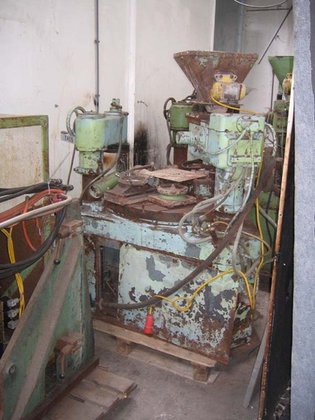 2.5 升、3 个工位的射芯机，RÖPER D1A