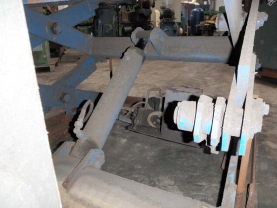 液压双升降台 ± 1500 千克，1800 毫米