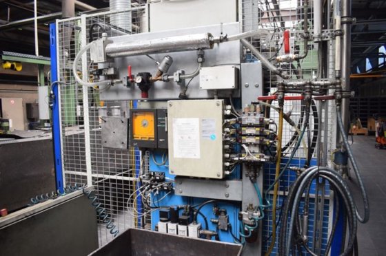 2.5 升 GST 带转盘的射芯机