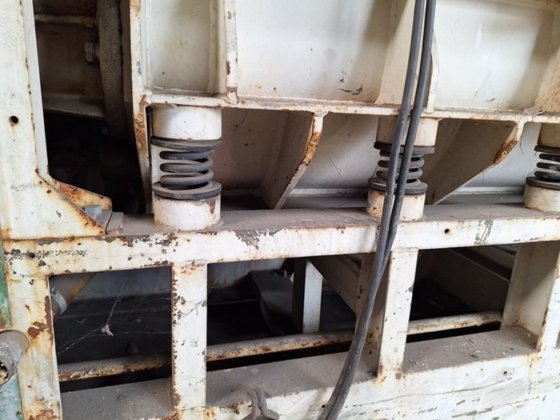 振動研磨機、ブランドRÖSSLER 2.2x0.6 m。