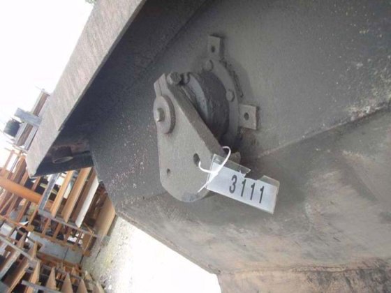 用于绿砂的振动筛格，带一个用于平衡的轴