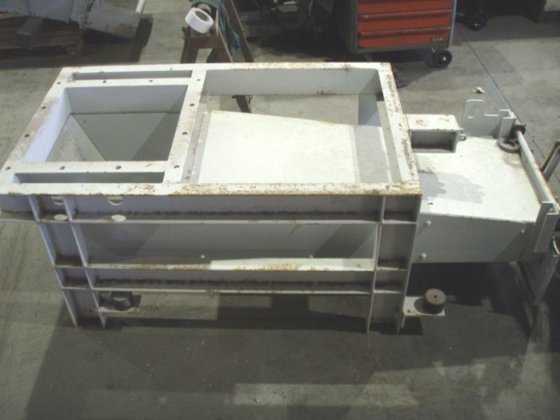 2008 磁性振动输送机，1700 毫米 x 510