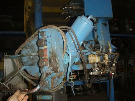 呋喃砂螺旋搅拌机 BORDEN，± 2 吨/小时，带料仓