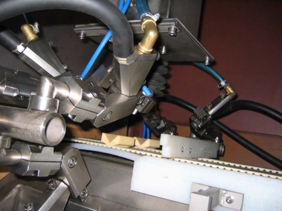 Automatische Sandstrahlanlage für Kleinteile, GLÄSNER,