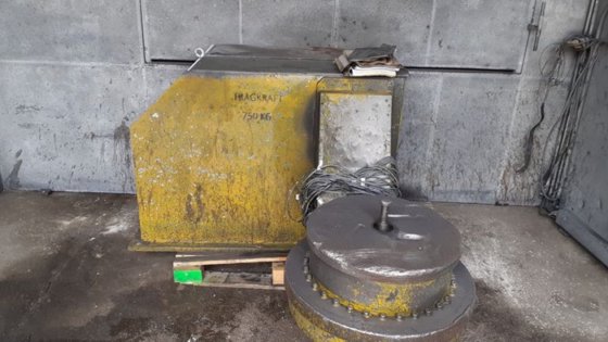 打磨室 ±4,4×2,3×2,5 米，带机械手，最大重量 750 公斤