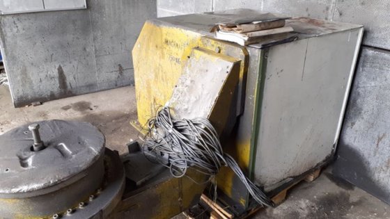 打磨室 ±4,4×2,3×2,5 米，带机械手，最大重量 750 公斤