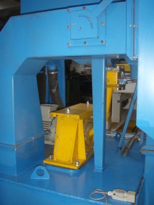 Tumble belt shot blast machine