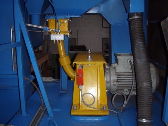 Tumble belt shot blast machine
