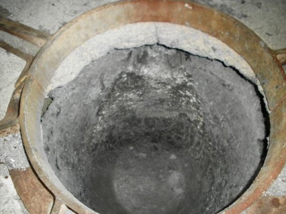 傾斜可能なアルミ溶解炉 MORGAN ± 600 kg、ガス加熱式