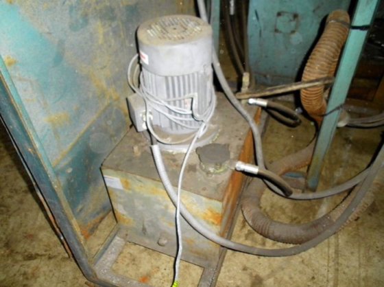 可倾斜式 MORGAN 铝熔炉，± 600 千克，气体加热