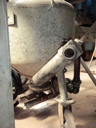 Freehand sandblast unit with dust