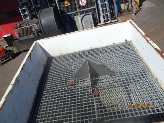 小型砂ホッパーの足元は±2m²。