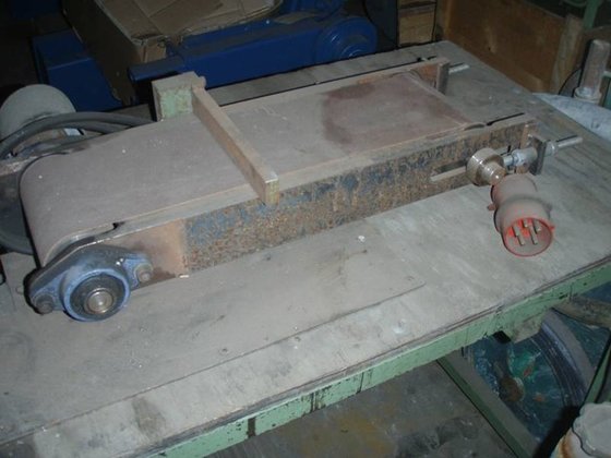 水平带式砂纸机，450 毫米 x 150 毫米