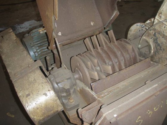 ハンマーミル、15 kW、穴あき底部付き