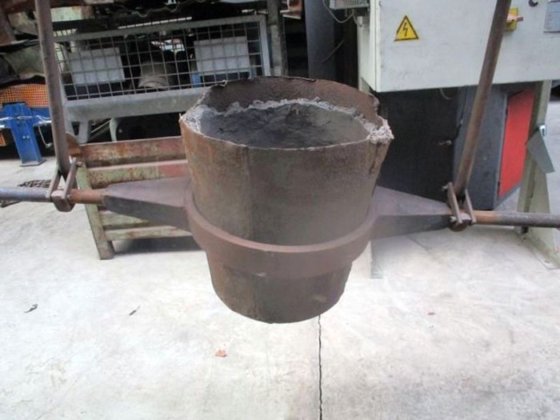 2 个用于小型铸造浇桶的吊桶，± 60 千克
