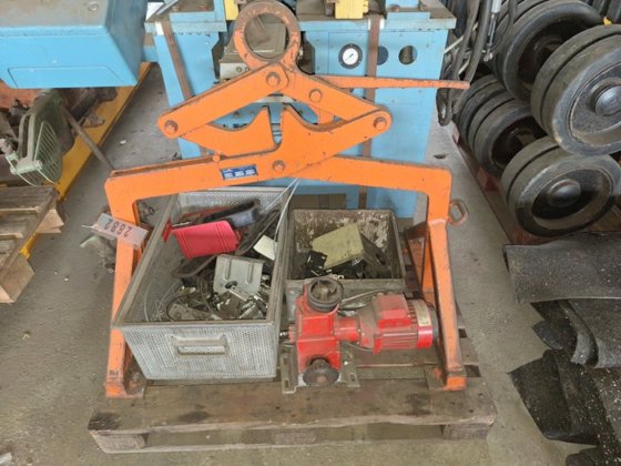 1989 剪叉式起重机械手，起重量 1000 公斤，适用于不同物体