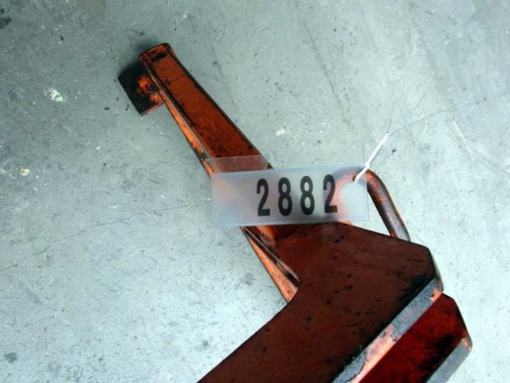 1989 剪叉式起重机械手，起重量 1000 公斤，适用于不同物体