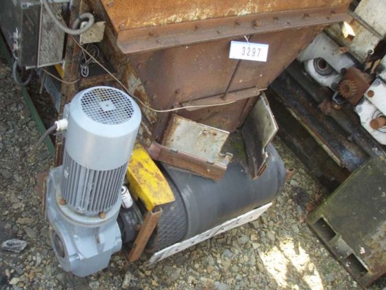 带卸料输送机的料仓 ± 4.4 立方米