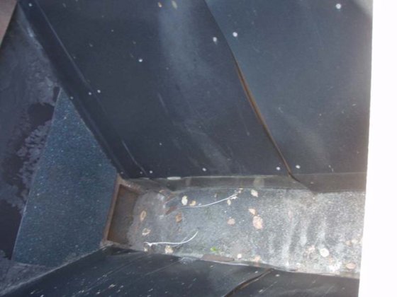 排出コンベア付きバンカー ± 4,4 m³