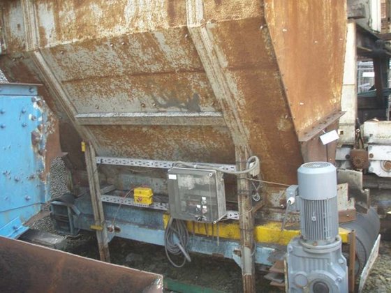 带卸料输送机的料仓 ± 4.4 立方米