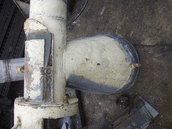 螺旋输送机 3930 毫米，直径 140 毫米