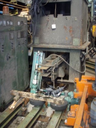 带 AXMANN 混合器的呋喃砂造型转盘，20 吨/小时