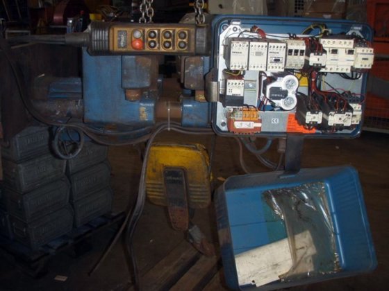 2003 DEMAG 缆索提升机，2.5 吨，带托架