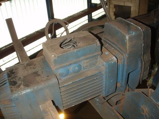 2003 DEMAG 缆索提升机，2.5 吨，带托架