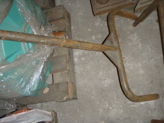 坩埚支撑架，用于 80 千克铁水，带 3 个坩埚