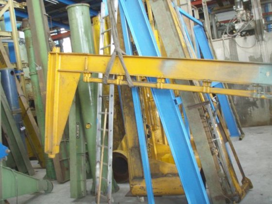 柱式回转起重机，带 2 个臂；500 千克