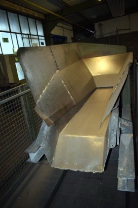 Vibrating conveyor for loading induction
