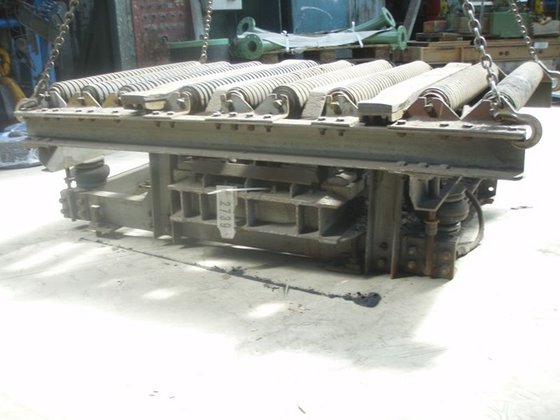 带 45° 倾斜装置的辊式输送机