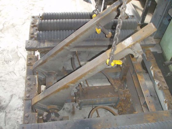 带 45° 倾斜装置的辊式输送机