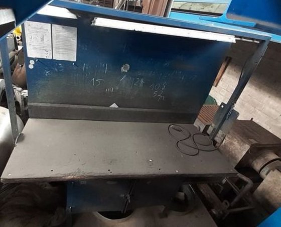 Welding table and grinding table