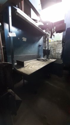 Welding table and grinding table