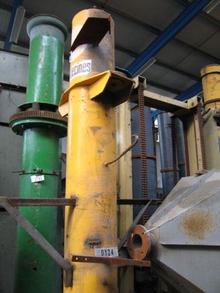 2 台钢包加热器，配有 2 台耦合式回转起重机，2 个臂