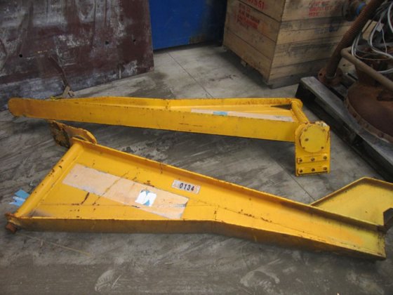 2 台钢包加热器，配有 2 台耦合式回转起重机，2 个臂