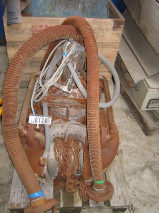 2 台钢包加热器，配有 2 台耦合式回转起重机，2 个臂