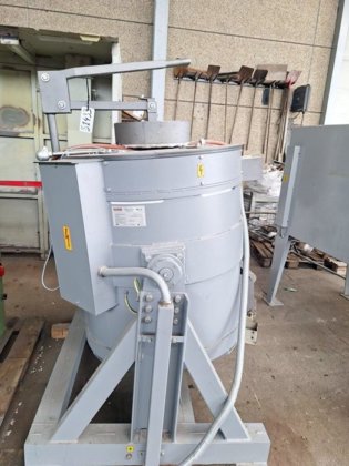 2015 用于 ELSKLO 100 公斤铝材的电动可倾斜炉