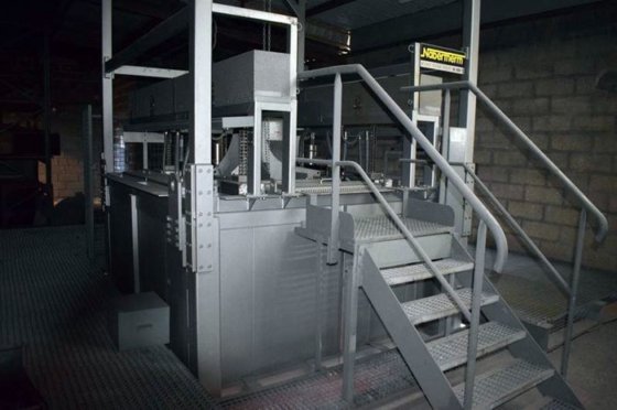 2016 アルミニウム用電気式処理炉 NABERTHERM 養生プール付き