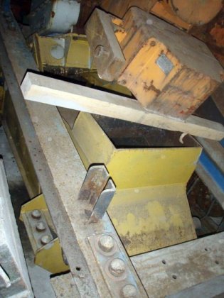 CHAUVIN SHAKE-OUT 输送机，3300 毫米 x