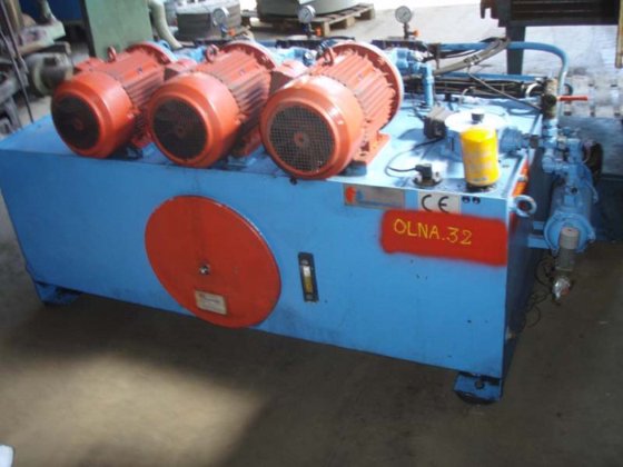 3つのポンプを備えた油圧ユニット