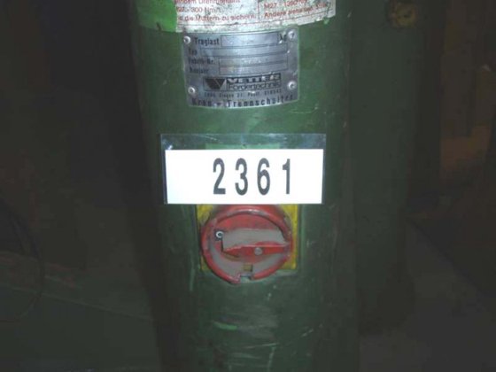 立柱式回转起重机 ± 250 千克；± 270