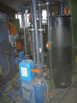 1990 带 PVC 容器的水过滤装置